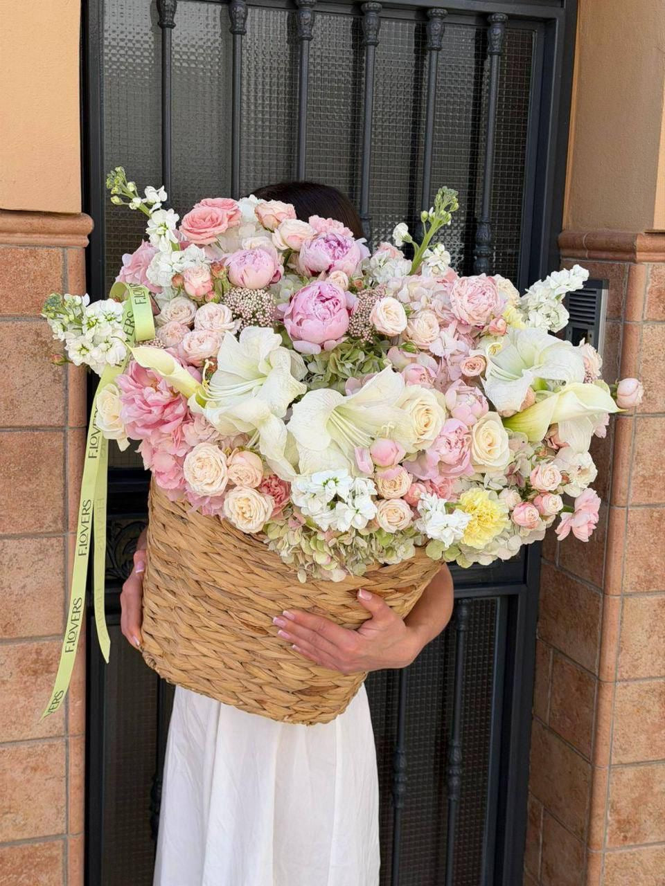 Grand Vanilla Bloom Basket